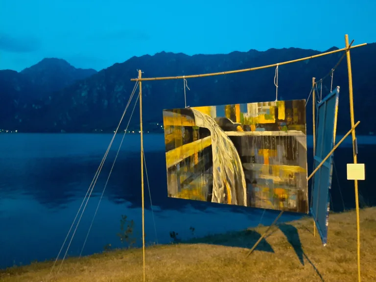 Bildinstallationen von Walter Mikes bei der Anfo Triennale Spazio Arte 2021 am Lago d'Idro