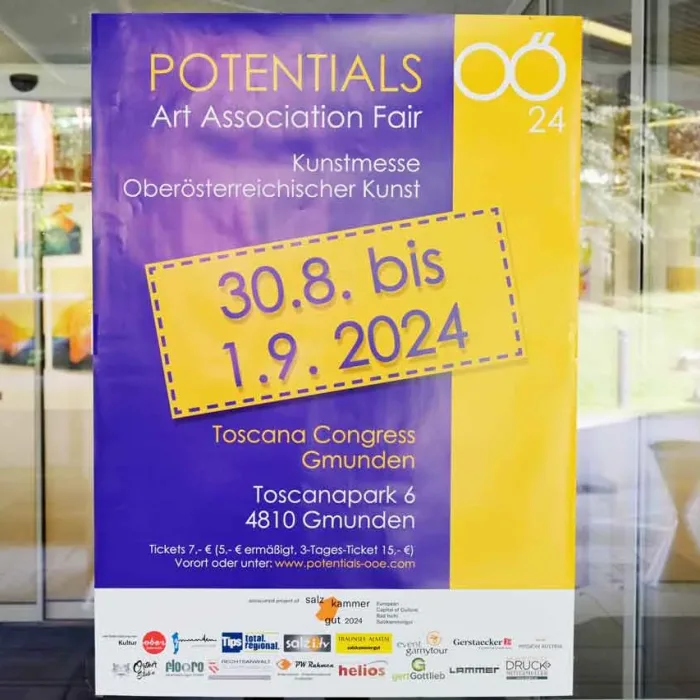 Home 11 Plakat am Eingang zur POTENTIALS Art Association Fair 2024 im Gmundner Toscanapark